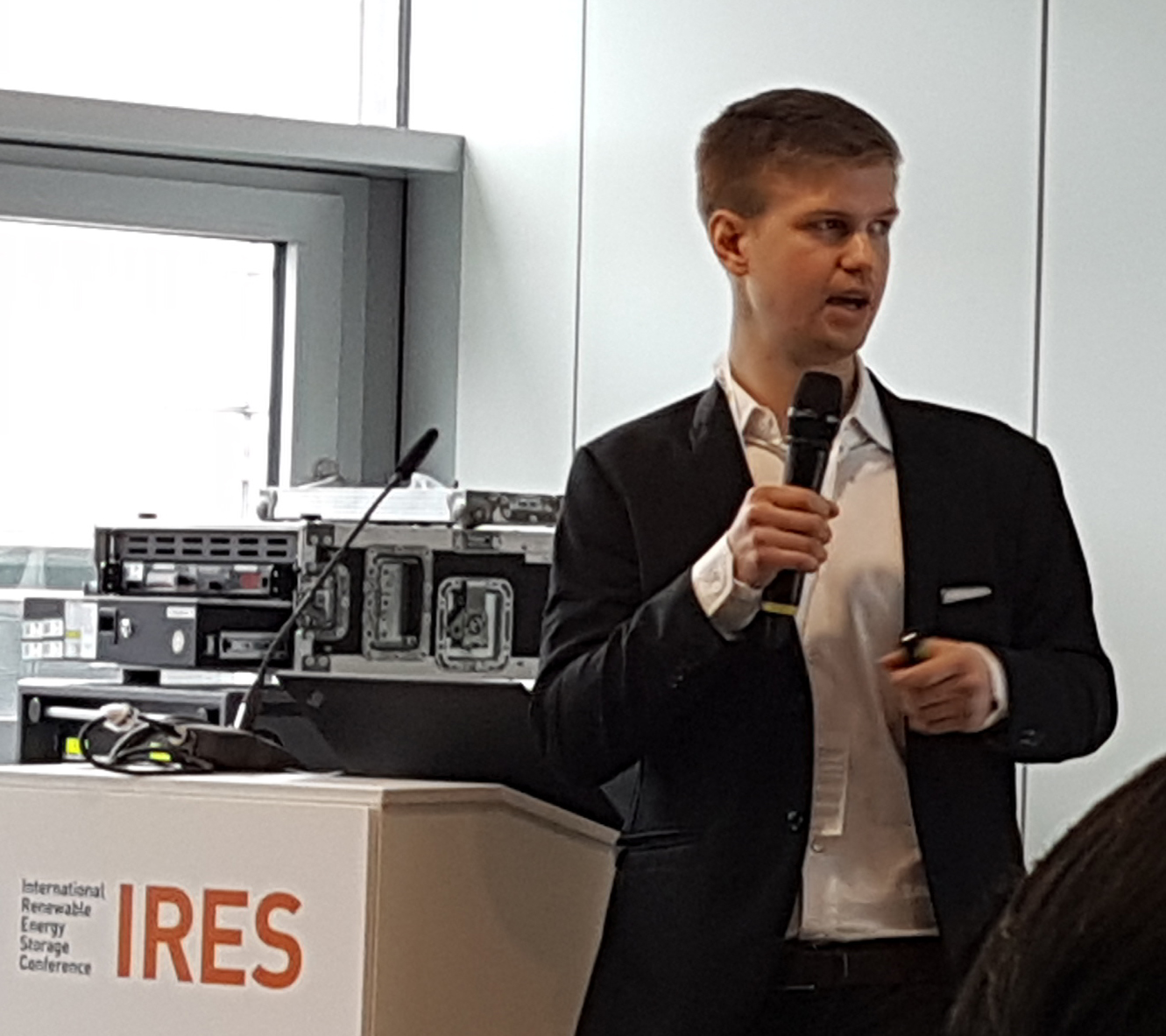 Louis Bahner aus dem Geschäftsbereich Energie bei Tractebel präsentiert die Forschungsergebnisse zur Energiespeicherung auf der Energiekonferenz IRES.  